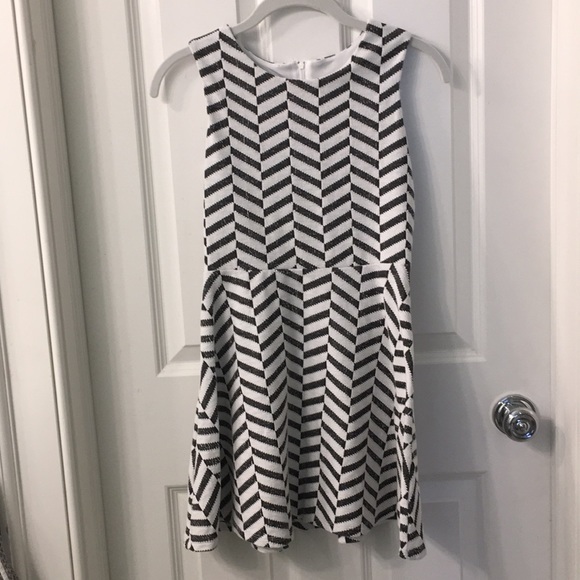 A black and white patterned dress - Picture 1 of 2